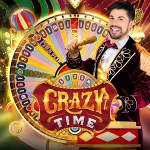 Animateur de Crazy Time qui pose près de la grande roue des gains